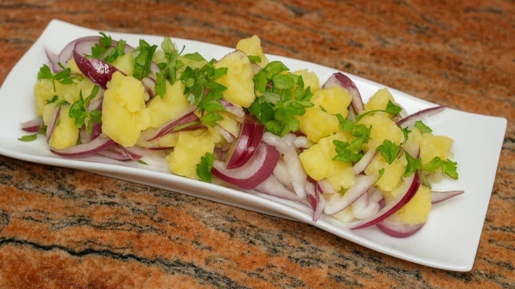 Никога няма да ми омръзне да ям тази картофена салата!