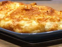 МНОГО ЛЕСНИ, ХРУПКАВИ, ВИТИ БАНИЧКИ СЪС СИРЕНЕ И КОРИ ЗА БАНИЦА. Вкусна закуска за малки и големи.