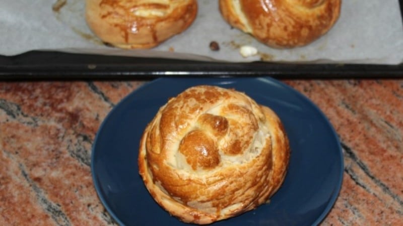 Много вкусни точени банички с масло и сирене, готови за броени минутки