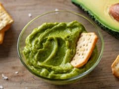 Невероятна рецепта за домашно песто от авокадо