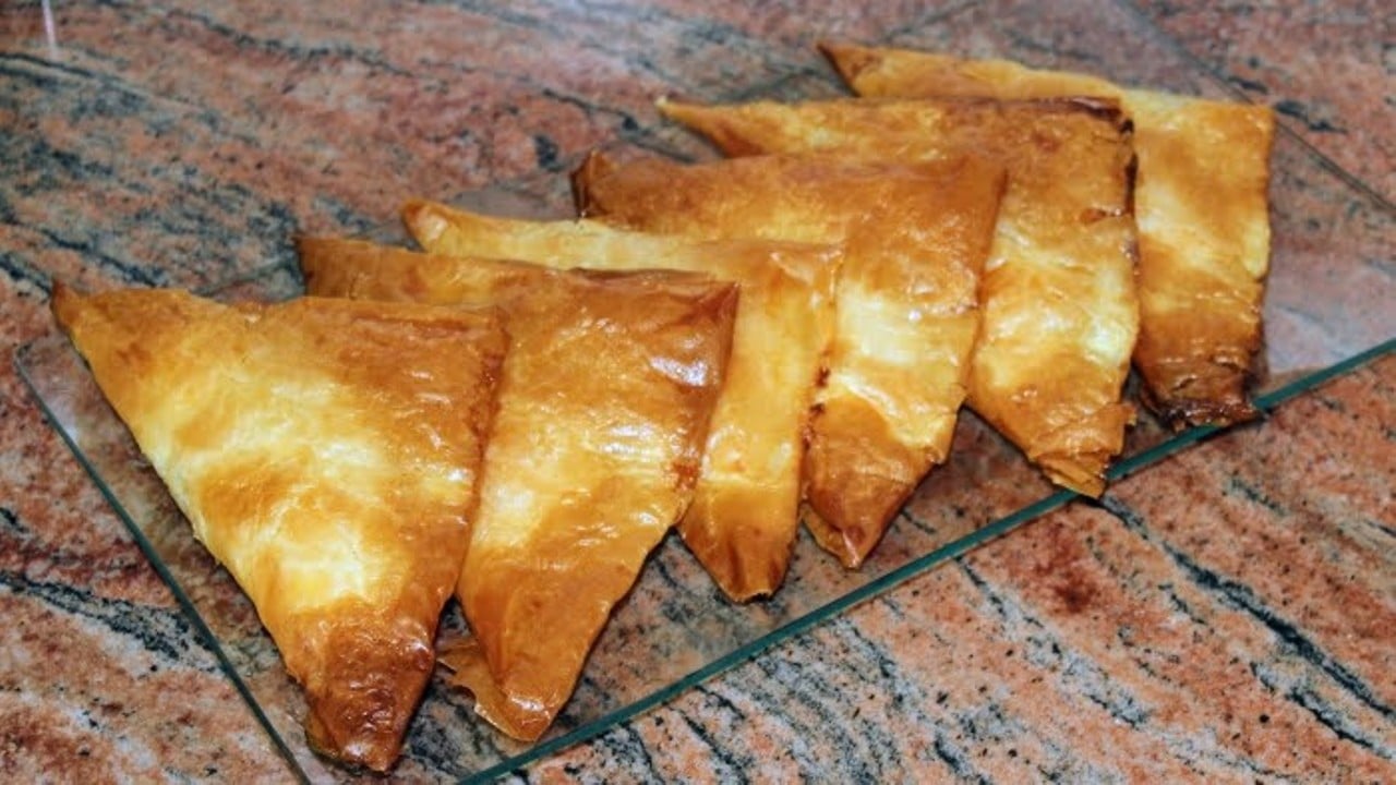 Домашни триъгълни банички за закуска РЕЦЕПТА