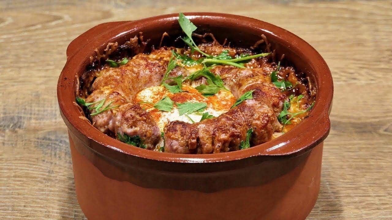 Много вкусно и неустоимо предложение за семейна вечеря е това гювече с наденица и картофи 🌟