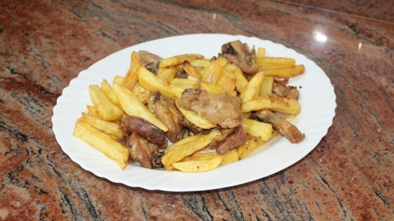 Половин пиле и 4 картофа и приготвям божествено вкусно ястие за обяд!