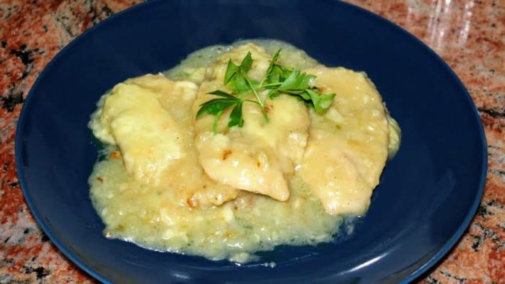 Толкова са вкусни тези пилешки пържоли в лучен сос, че ги приготвям почти всеки ден