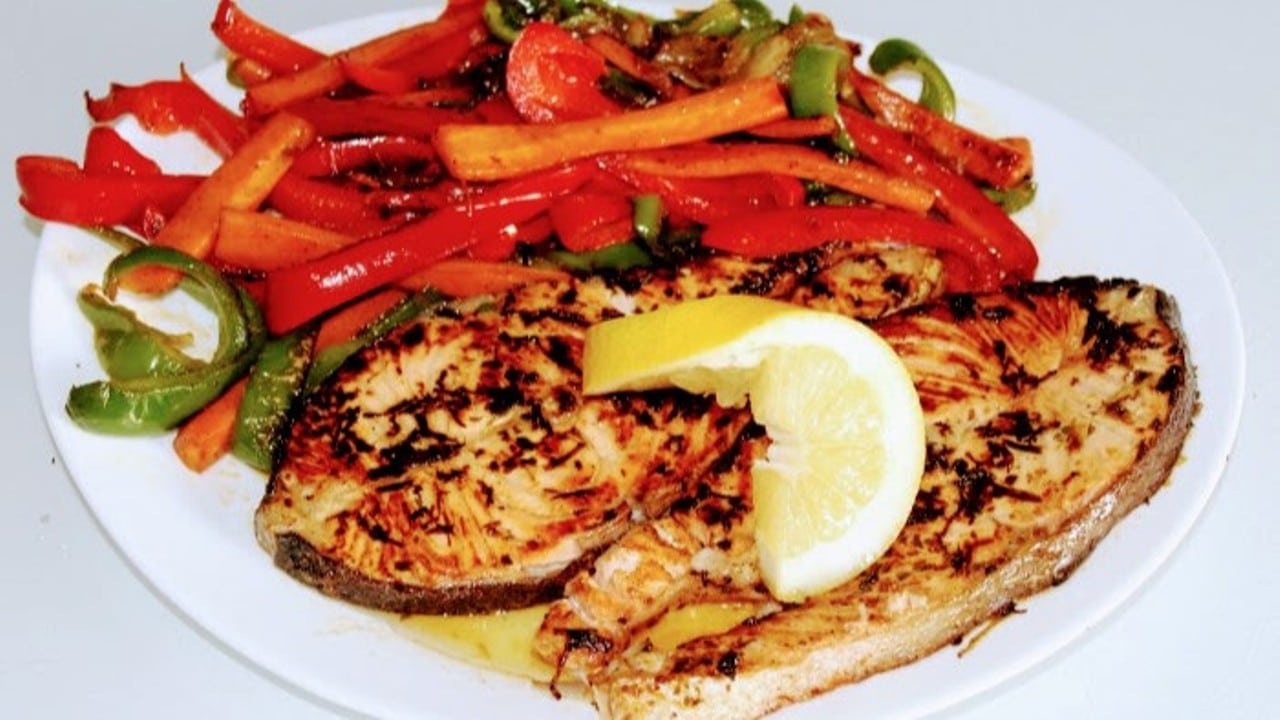 Сьомга със зеленчуци на тиган: Здравословно, бързо, лесно и вкусно