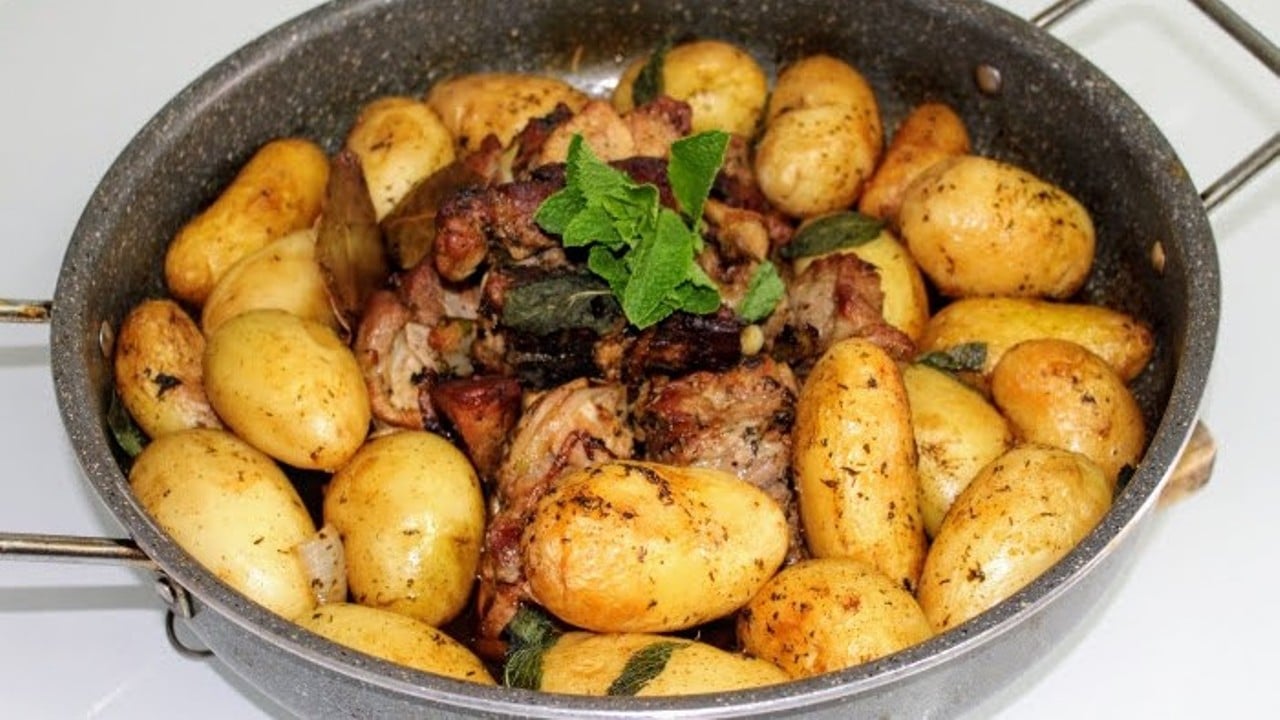 Хрупкави пресни картофи на фурна с месо – малко продукти и невероятен вкус!