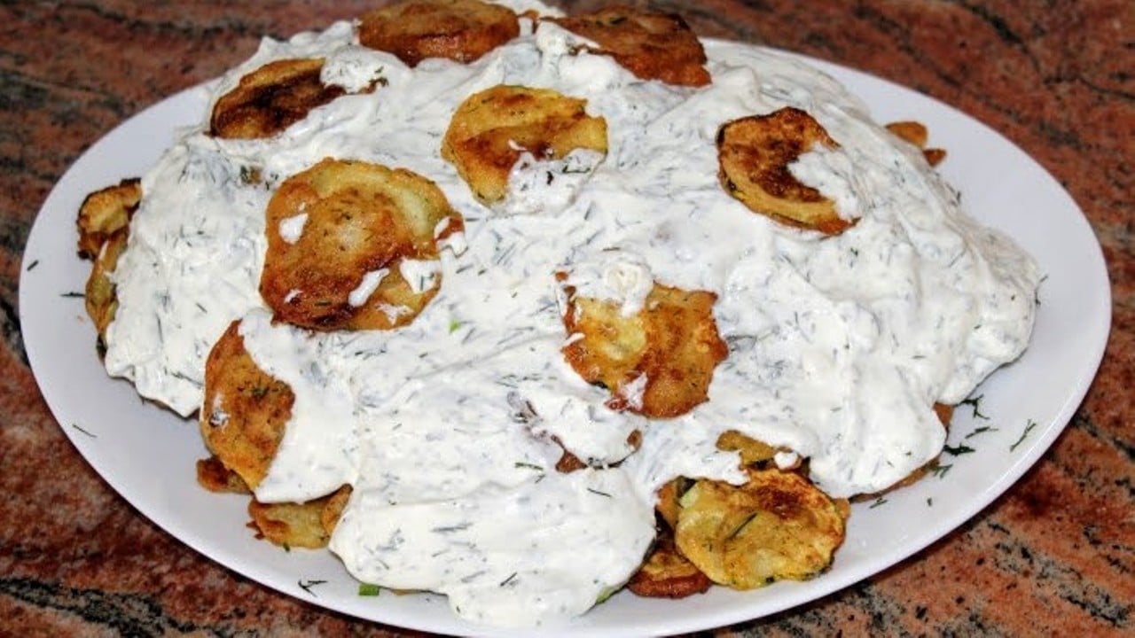 Лятна вкусотия: Невероятен обяд с пържени тиквички и чеснов сос