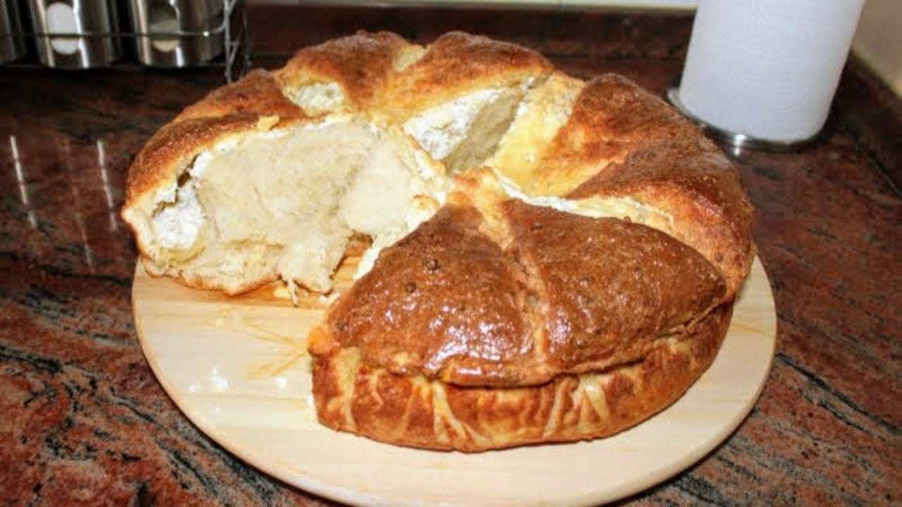 Пухкав тутманик с масло, сирене и специална заливка – Уникален вкус
