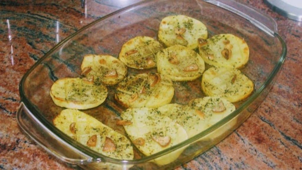 Картофи с чесън – звездата на сезона! Лесна и неустоимо вкусна лятна рецепта