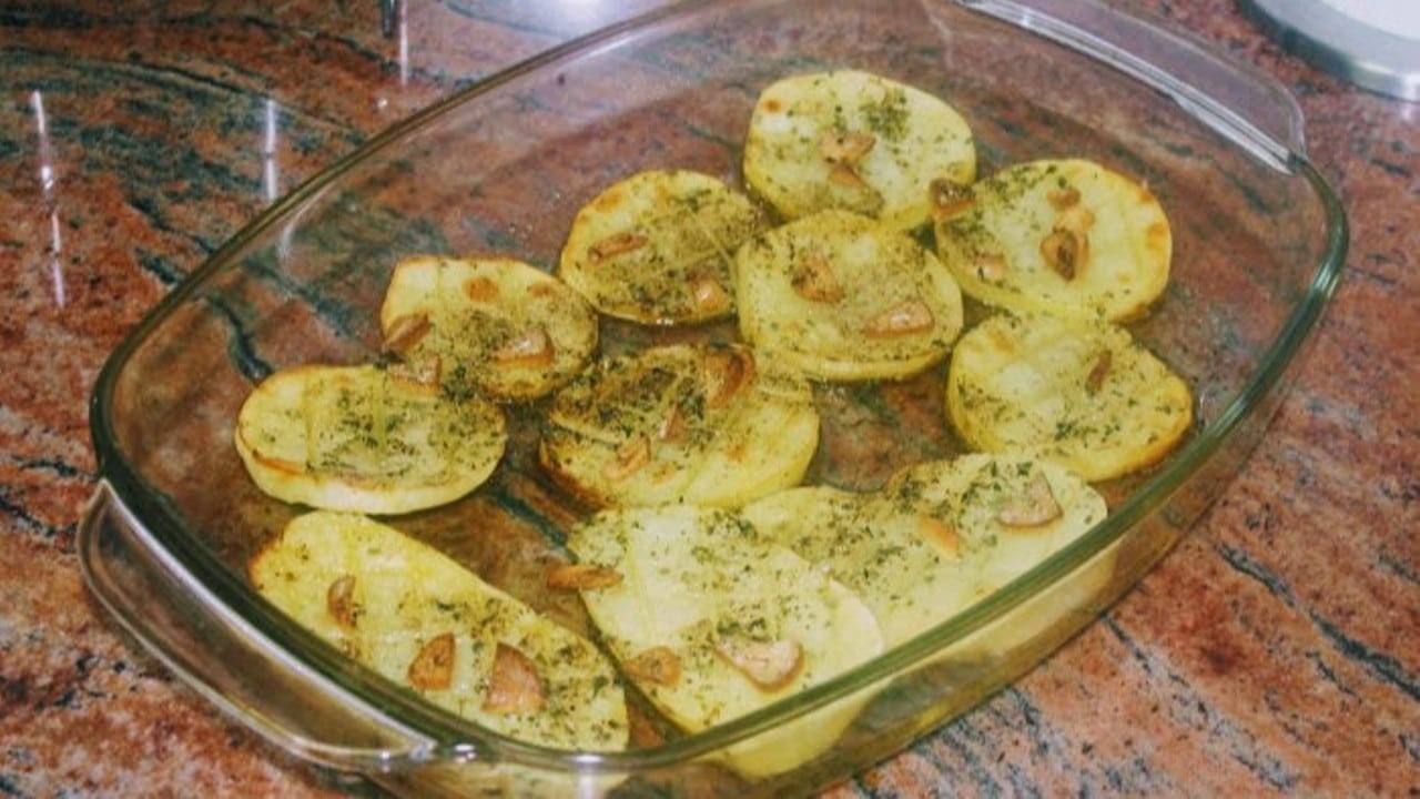 Картофи с чесън – звездата на сезона! Лесна и неустоимо вкусна лятна рецепта
