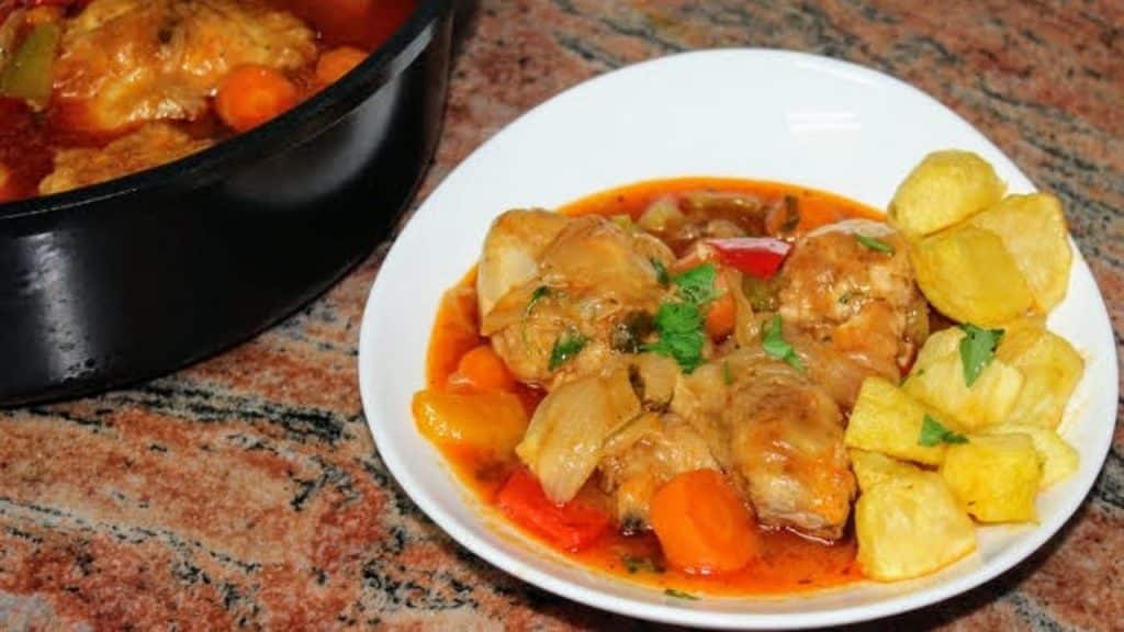 Пилешка яхния: Месцето става крехко, а със сосчето можеш да отопиш цял хляб