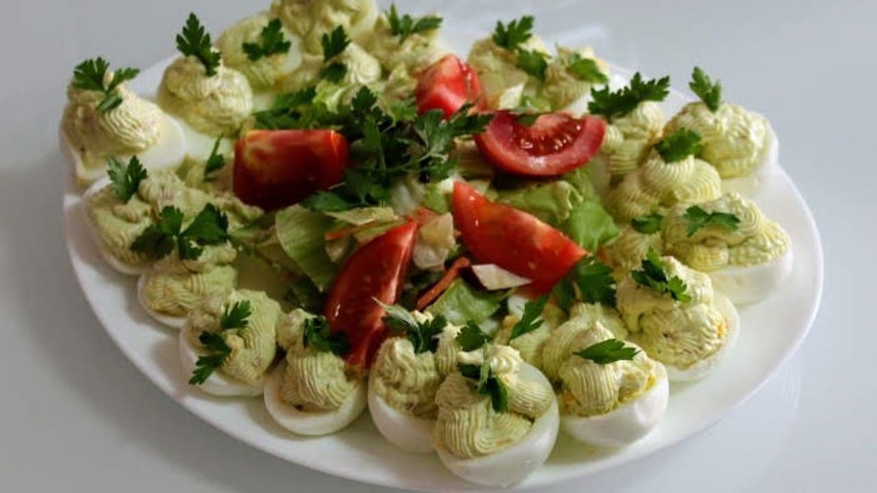Супер предястие от пълнени яйца 3 продукта, а става вкусотия голяма за нула време