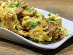 БЪРЗ ОБЯД ЗА ДВАМА. Гъби в масло с яйца.