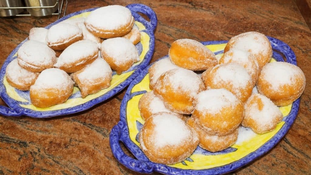 Най-хубавата рецепта за бухти с чаша мляко: Стават меки, въздушни и много сочни!