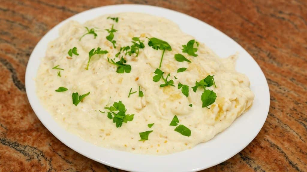 Отнема точно 15 минути: Невероятни пилешки пържоли в кремообразен сметанов сос на тиган