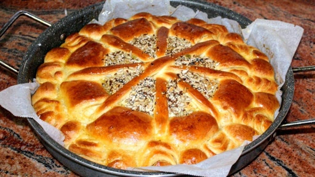 Пухкава домашна питка: Топи се в устата като масло и става на ей такива големи конци!