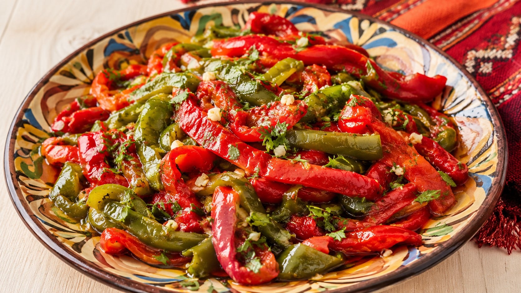 Лятна салата от печени чушки с чесън lyatna-salata-ot-pecheni-chushki-s-chesan