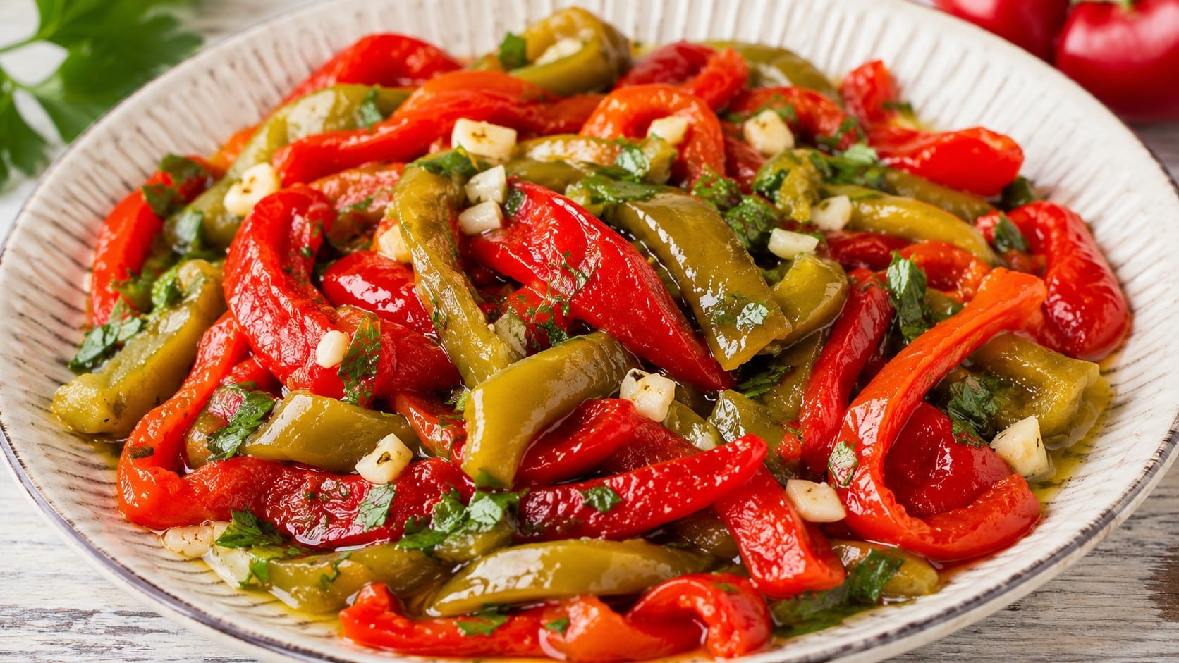 salata-ot-pecheni-chushki-s-chesan-retsepta