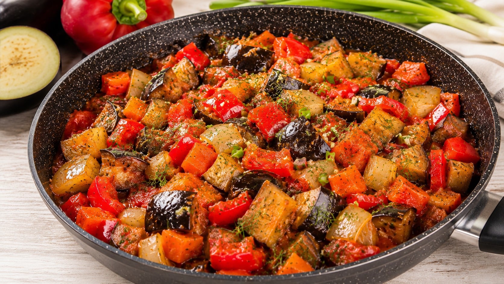 zadusheni-patladzhani-s-chushki-lyatna-mandzha