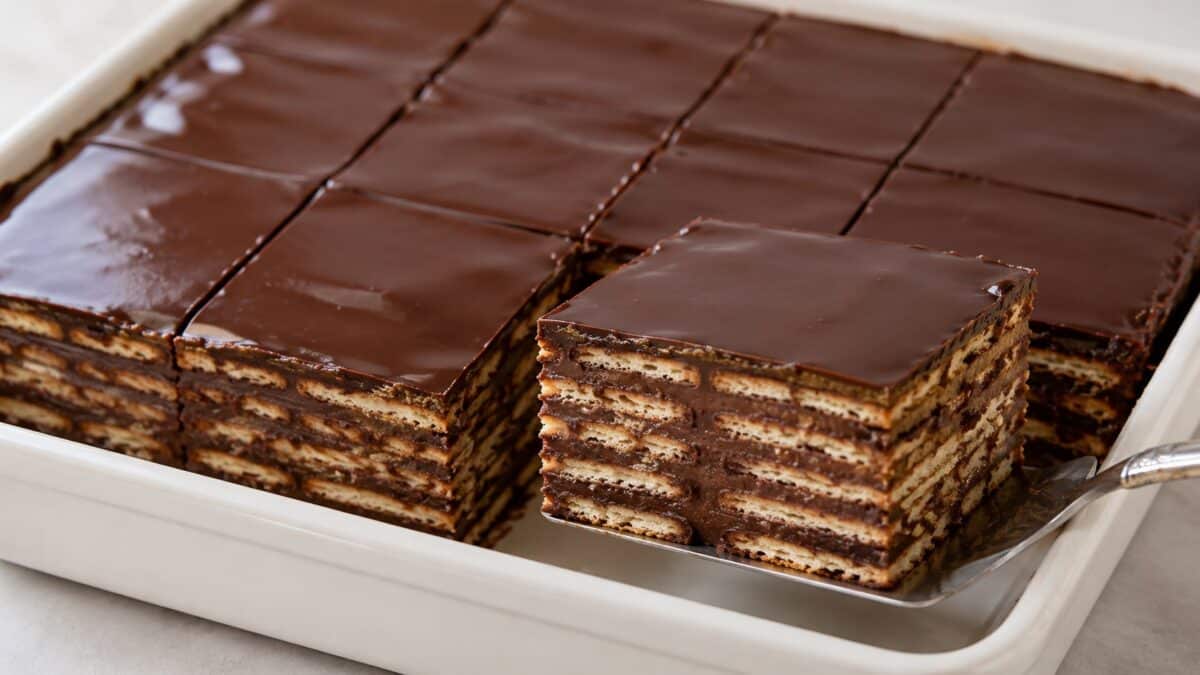 biskvitena-torta