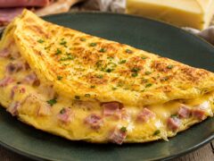 omlet-s-shunka-i-kashkaval