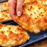 Ratse darzhat hrupkava zlatista zakuska sas sirene, a na zaden plan ima tava s oshte izpecheni zakuski.