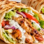 Домашен пилешки дюнер с чеснов сос Domashen pileshki dyuner v pitka s pecheno pileshko meso, domati, krastavitsi, zelena salata, cherven luk i chesnov sos.
