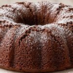 Есенен кекс с какао и кафе Shokoladov keks s kakao i kafe, izpechen v kragla forma s dupka i lekо porasen s pudra zahar.