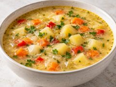 Купа с домашна картофена супа със застройка и парченца картофи и зеленчуци