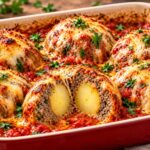 Кюфтета с картофи по два начина – домашна вечеря Kyufteta s celi kartofi v sredata, pecheni v domaten sos sas zapechena kashkavalena korichka v tava.