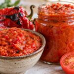Домашна лютеница без захар по тракийски Kupichka i burkan s domashna lyutenitsa bez zahar po trakiyski, podredeni do pecheni cherveni chushki i presni domati.