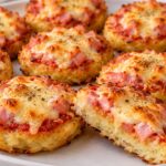 Мини картофени пици с картофи, кашкавал и шунка mini-kartofeni-pitsi-s-kartofena-osnova-domaten-sos-shunka-i-raztopen-kashkaval