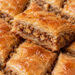 Parcheta orehova baklava s domashno tocheni kori, vidimi hrupkavi plastove i bogata planka ot orehi.
