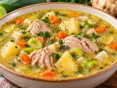 Домашна пуешка супа с праз, картофи и целина в светла керамична купа