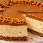 Торта Lotus Biscoff без печене с бял шоколад Parche torta Lotus Biscoff bez pechene s kremav plast, biskvitena osnova, karamelen sloy i natrosheni biskviti.
