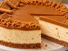 Parche torta Lotus Biscoff bez pechene s kremav plast, biskvitena osnova, karamelen sloy i natrosheni biskviti.