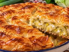 narezana-zlatista-banitsa-s-hrupkavi-kori-i-sochna-planka-ot-pryasno-zele-praz-i-sirene