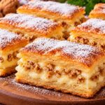 Бутер пастички с млечен крем и орехи buter-pastichki-s-vanilov-mlechen-krem-narezani-orehi-i-pudra-zahar-varhu-darvena-daska
