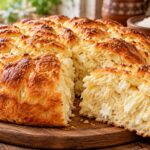 puhkava-zlatista-domashna-pitka-s-byalo-sirene-i-razchupena-meka-sredina