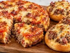 pecheno-yastie-s-kayma-domati-bekon-i-raztopen-kashkaval-do-palneni-pitki-s-kayma-bekon-i-kashkaval