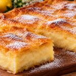 Гръцка млечна баница с грис и ванилия narezana-banitsa-s-mlechen-krem-i-pudra-zahar