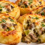 zlatisto-izpecheni-kartofeni-gnezda-s-planka-ot-pechurki-praz-raztopen-kashkaval-i-magdanoz-v-chiniya