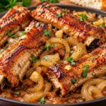 zapecheni-svinski-rebartsa-s-karameliziran-luk-v-tigan