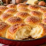 Милинки с масло и сусам по домашна рецепта zlatisti-puhkavi-milinki-v-tava-poraseni-sas-susam-s-razchupena-milinka-otpred