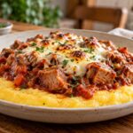 kremoobrazna-zhalta-polenta-s-parcheta-svinsko-v-domaten-sos-raztopeno-zapecheno-sirene-i-magdanoz-v-chiniya