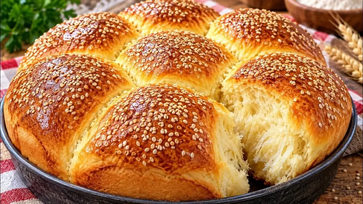 zlatista-pitka-na-topki-sas-susam-i-razchupena-puhkava-sredina-v-kragla-tava