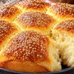 Пухкава домашна питка с прясно и кисело мляко zlatista-pitka-na-topki-sas-susam-i-razchupena-puhkava-sredina-v-kragla-tava