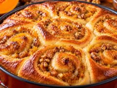 zlatista-sladka-pita-na-spirali-s-tikva-orehi-i-med-v-kragla-tava